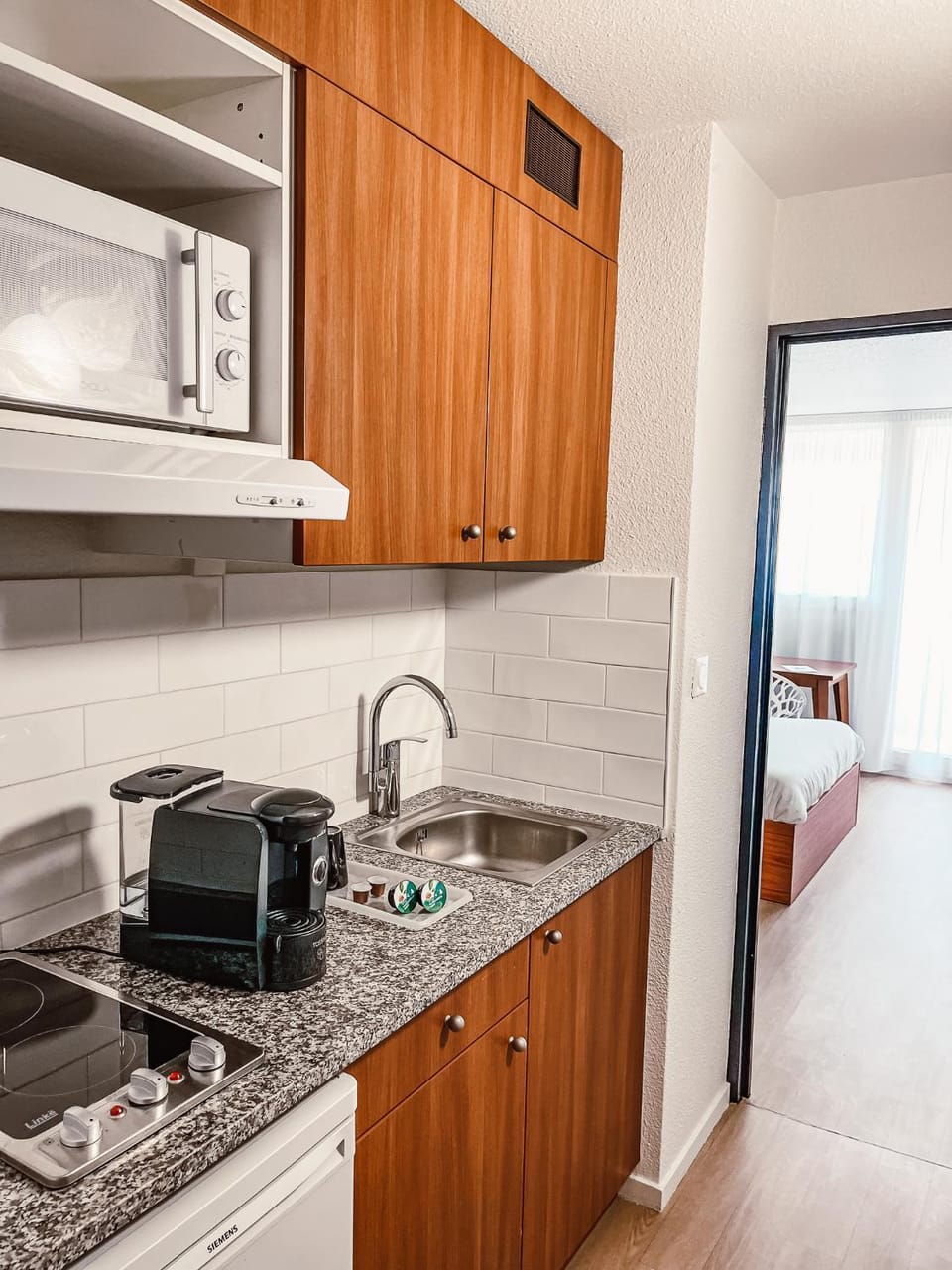 Kitchen or kitchenette, minibar, stove