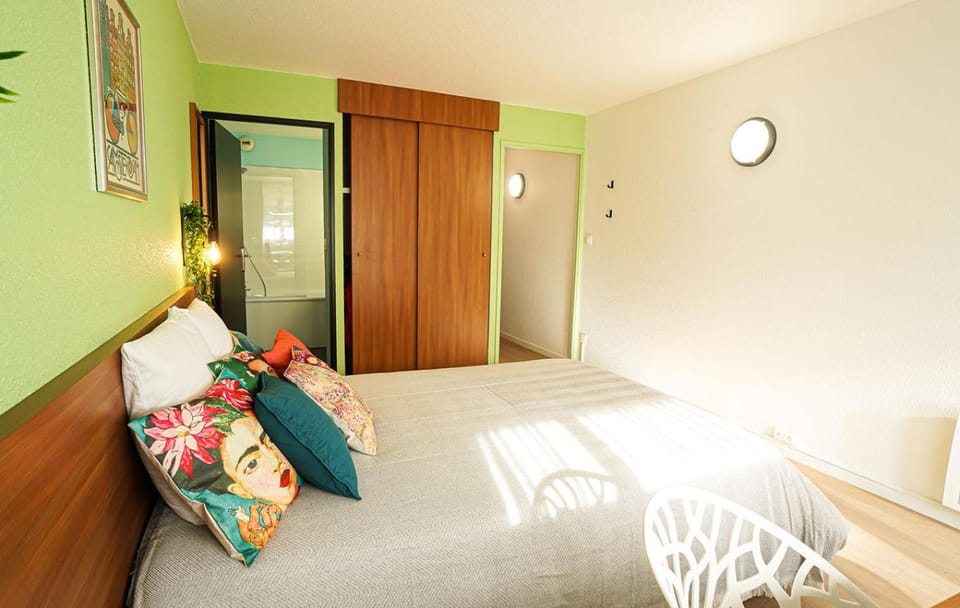 Bed, Photo of the whole room, Bedroom, wardrobe