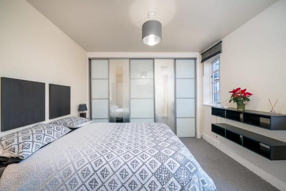 Bed, TV and multimedia, Photo of the whole room, Bedroom, wardrobe