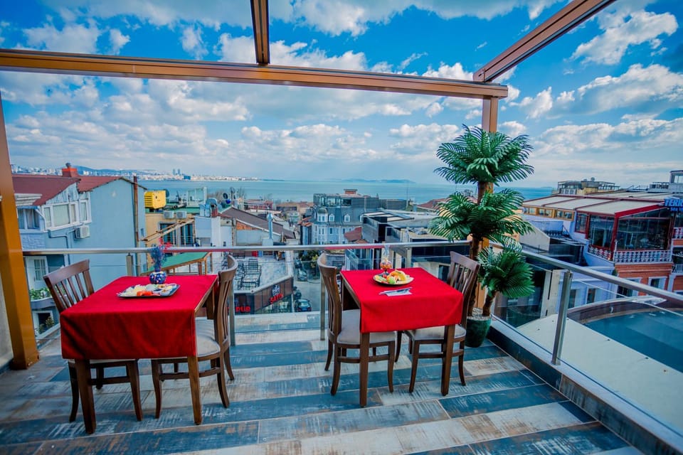 Property building, Restaurant/places to eat, Balcony/Terrace, City view, Sea view