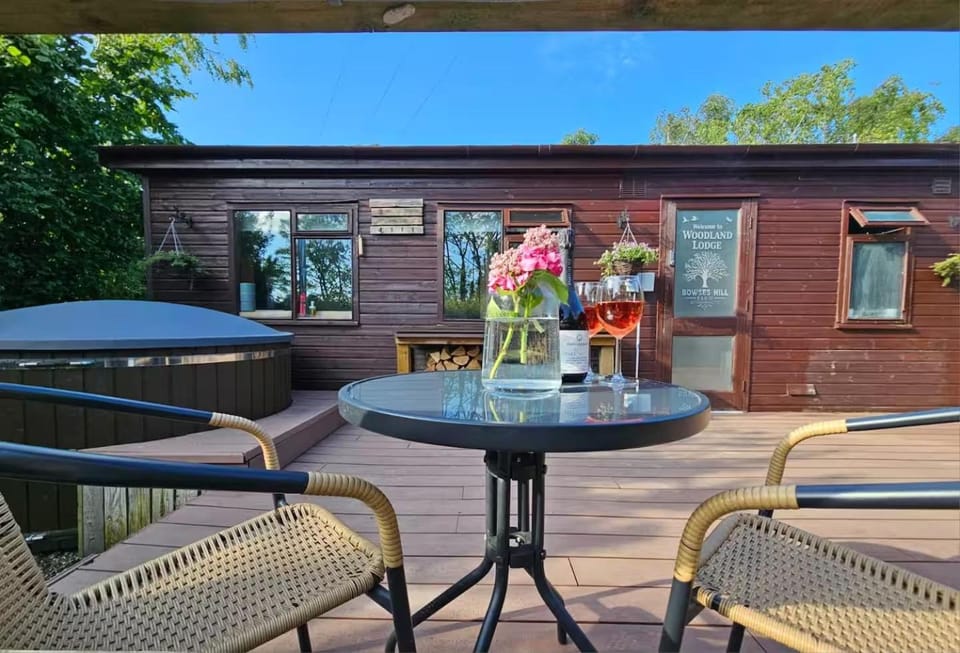 The Woodland Lodge - Wood Fired Hot Tub and Firepit House in Wyre District