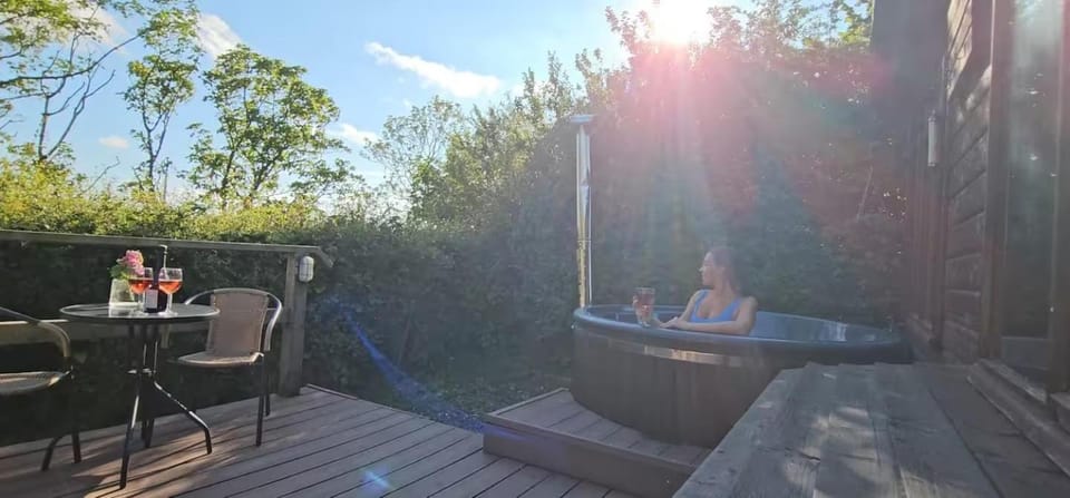 The Woodland Lodge - Wood Fired Hot Tub and Firepit House in Wyre District