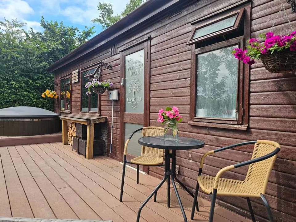 The Woodland Lodge - Wood Fired Hot Tub and Firepit House in Wyre District