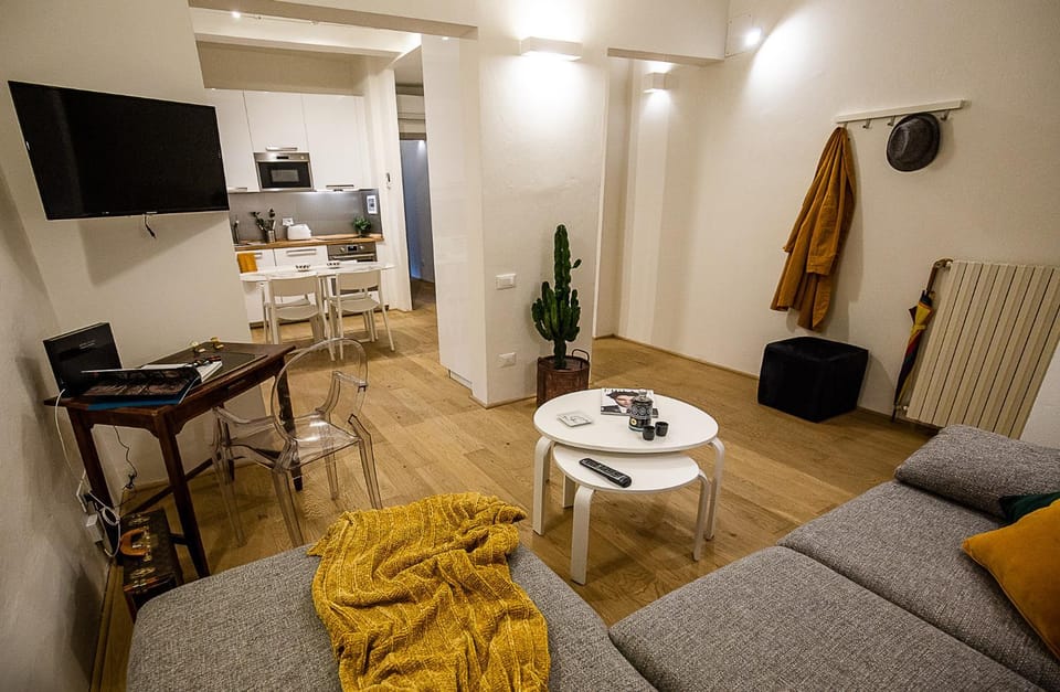 TV and multimedia, Kitchen or kitchenette, Living room, Seating area, Dining area