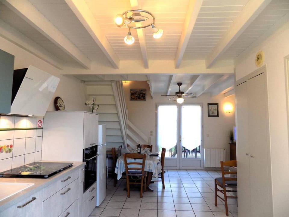 Kitchen or kitchenette, Living room, Seating area, Dining area, stove