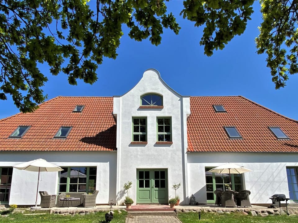 Property building, Facade/entrance, Balcony/Terrace, Balcony/Terrace