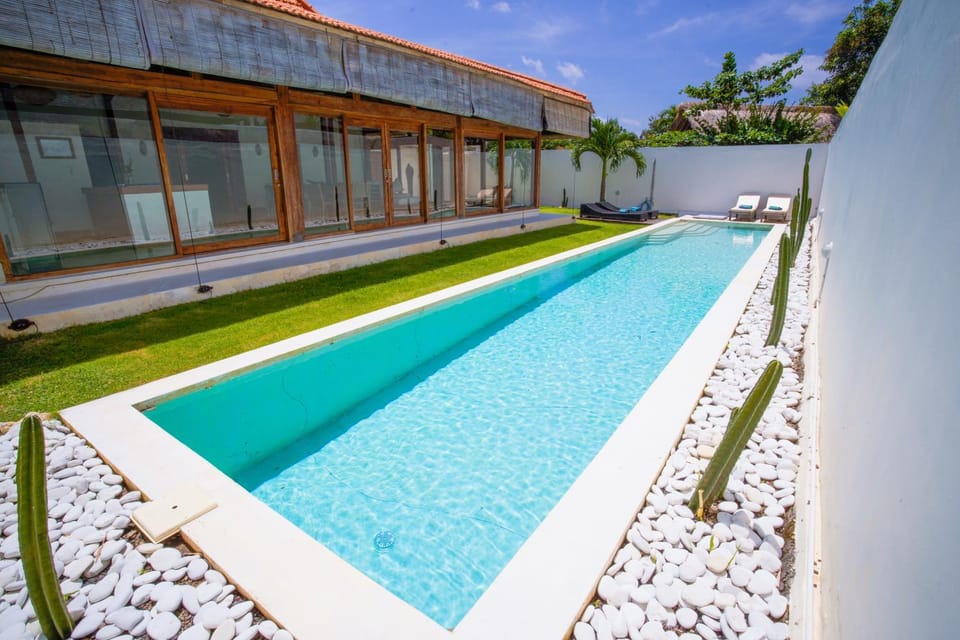 Property building, Day, Pool view, Swimming pool
