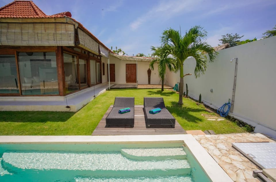 Property building, Patio, Facade/entrance, Garden, Swimming pool