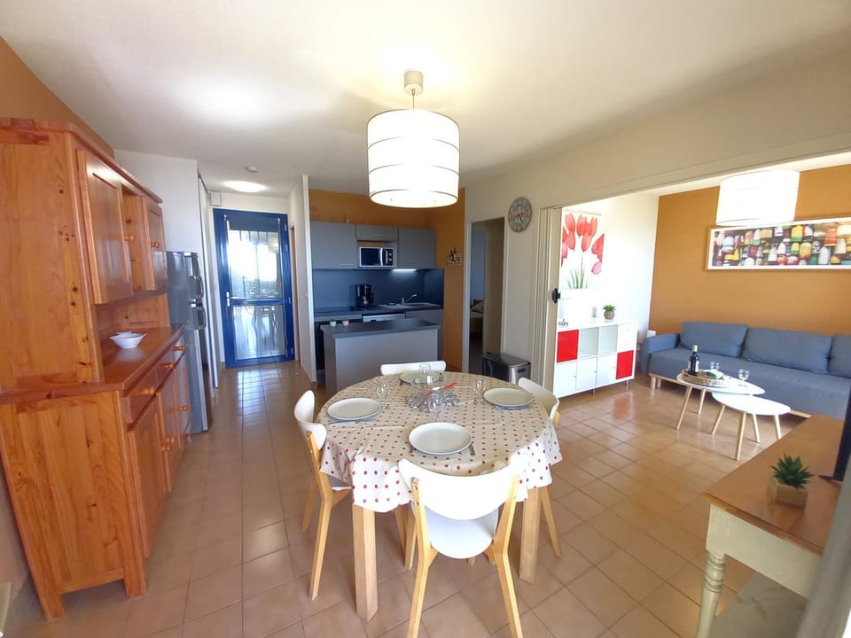 TV and multimedia, Kitchen or kitchenette, Living room, Seating area, Dining area