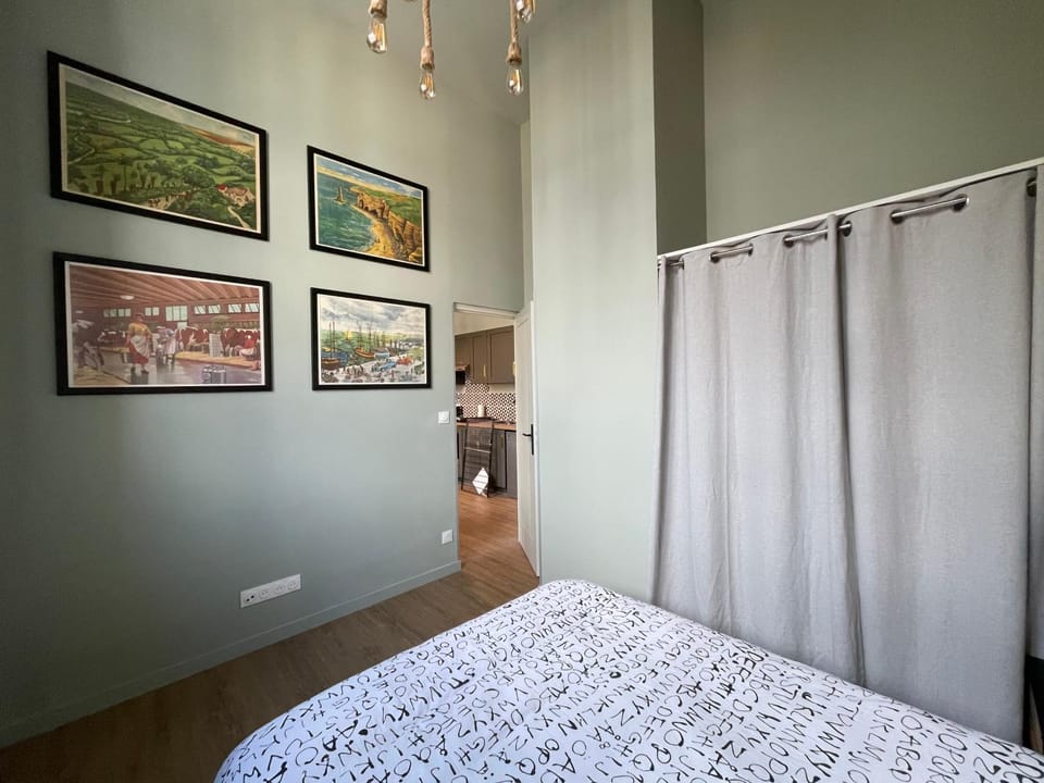 Bed, Photo of the whole room, Bedroom