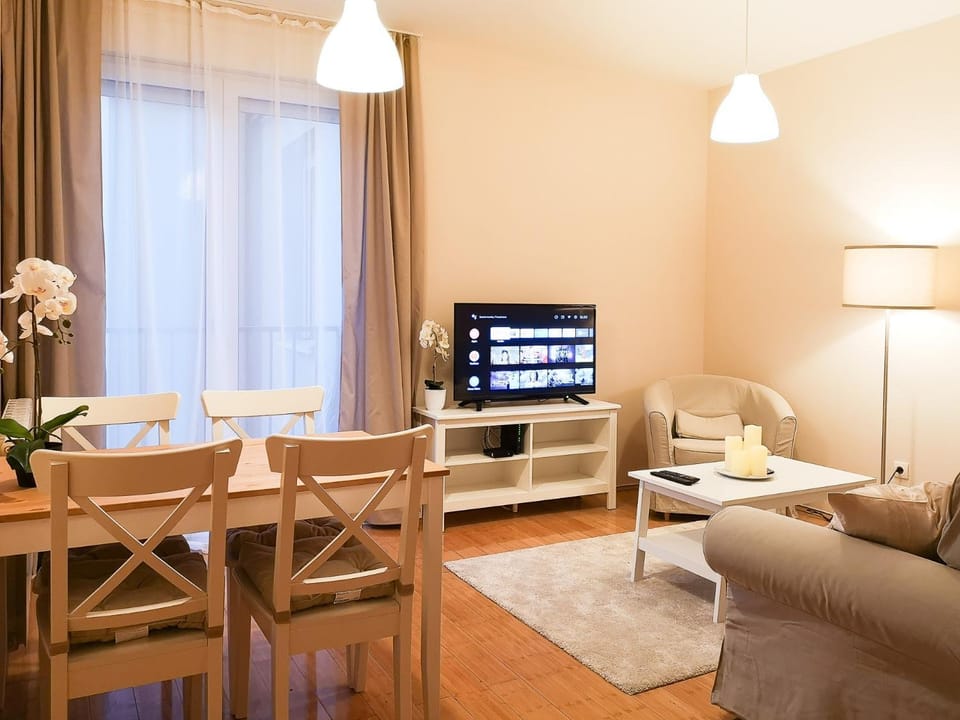 TV and multimedia, Living room, Seating area, Dining area