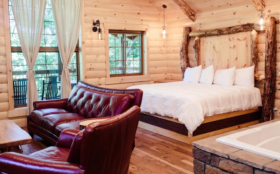 Cricket Hill Treehouse B by Amish Country Lodging House in Ohio