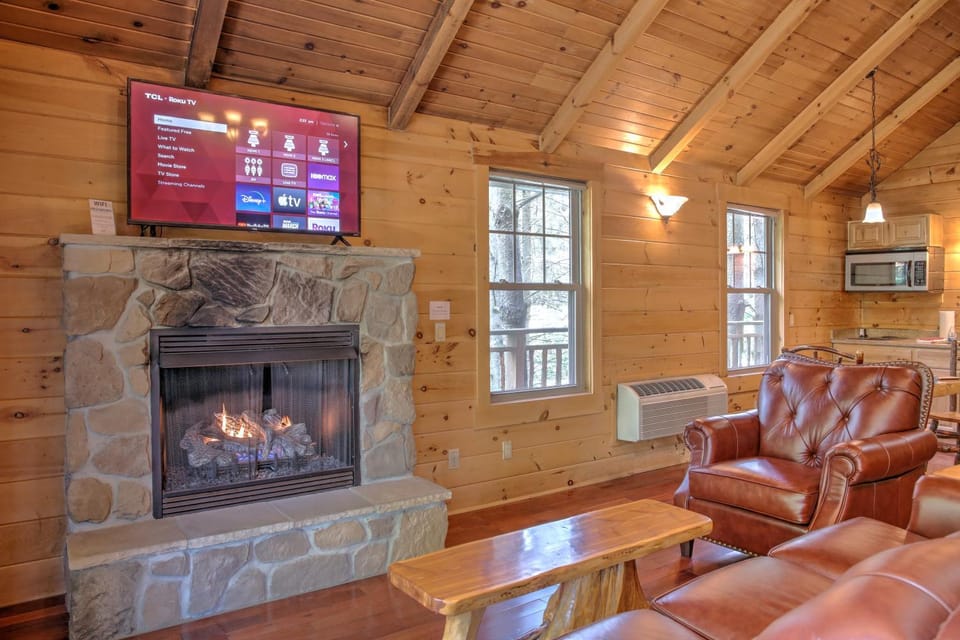 Lofty Willows Treehouse by Amish Country Lodging House in Berlin