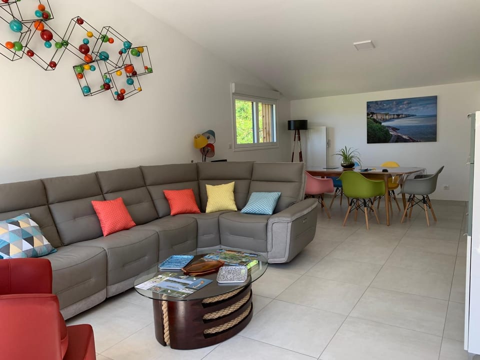 TV and multimedia, Living room, Seating area, Dining area