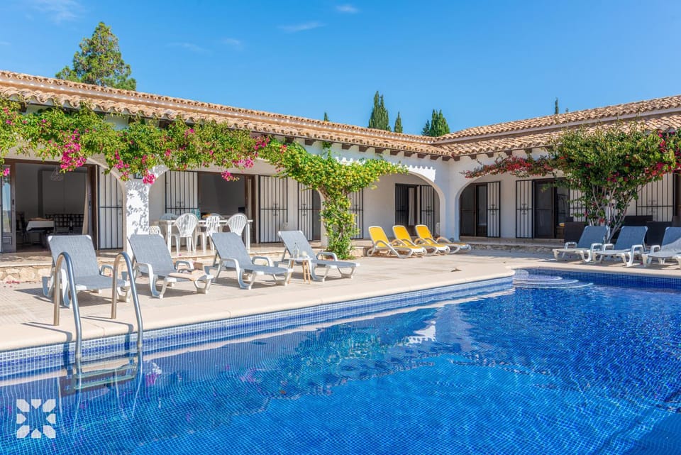 Property building, Patio, Day, Pool view, Swimming pool, sunbed