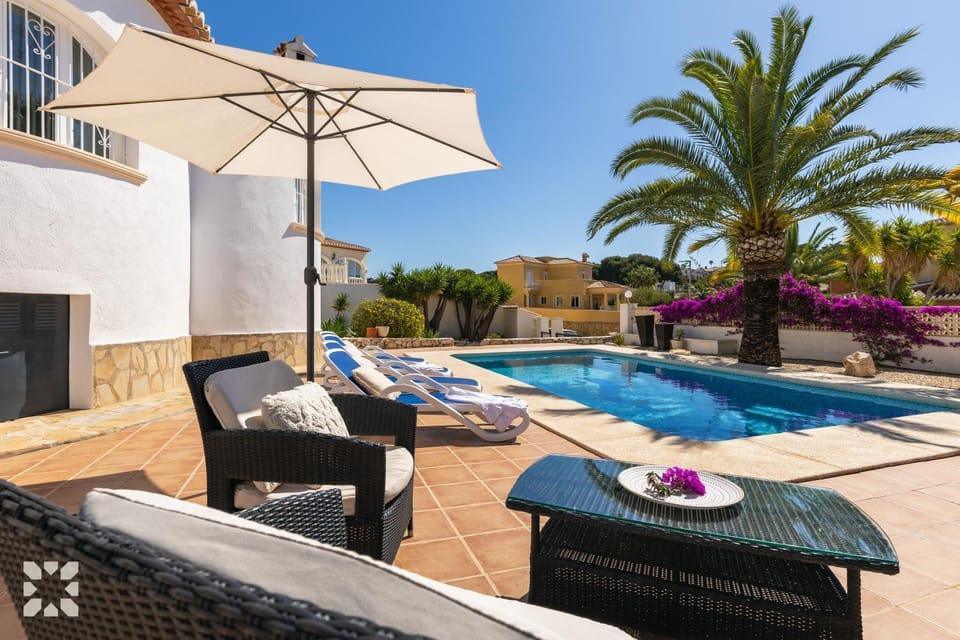 Property building, Patio, Spring, Day, Natural landscape, Garden, Living room, Seating area, Garden view, Pool view, Swimming pool, sunbed