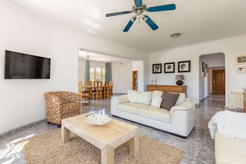 Communal lounge/ TV room, Bed, TV and multimedia, Living room, Photo of the whole room, Seating area, Dining area, Bedroom, fireplace