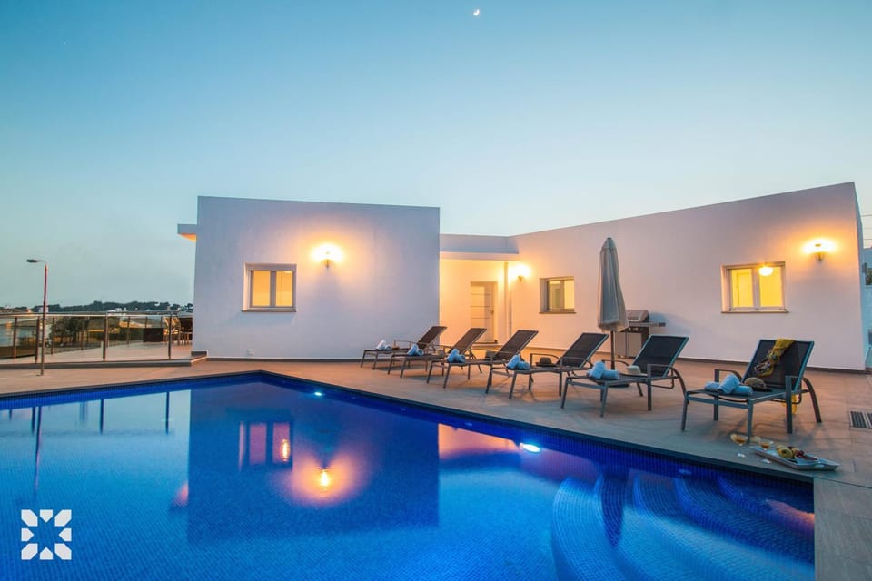 Property building, Patio, Day, Pool view, Swimming pool, sunbed