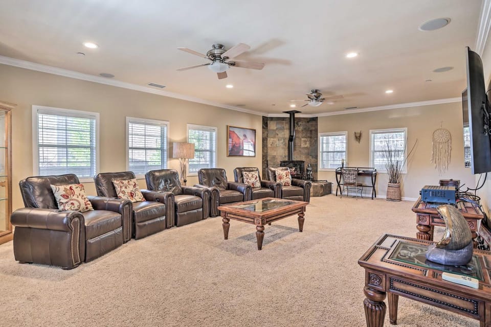 Huge Lake Arrowhead Home with 3 Decks and Grill! House in Lake Arrowhead