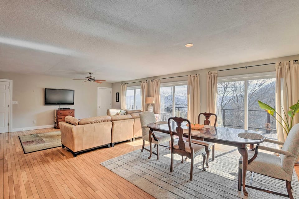Scenic Pet-Friendly House w/ Private Hot Tub! House in Tennessee
