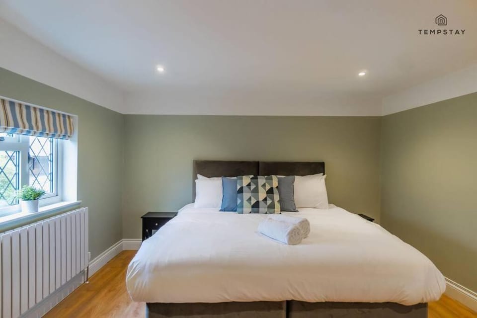 STYLISH HOME WITH FREE PARKING - 10 MINS TO LEGOLAND! - By Tempstay Apartment in Windsor