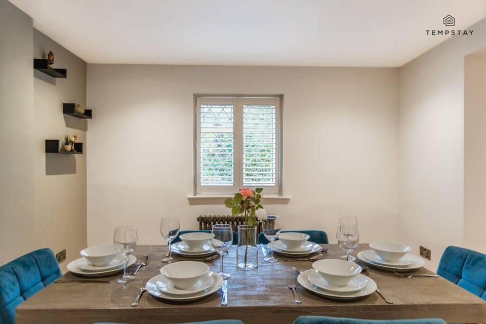 STYLISH HOME WITH FREE PARKING - 10 MINS TO LEGOLAND! - By Tempstay Apartment in Windsor