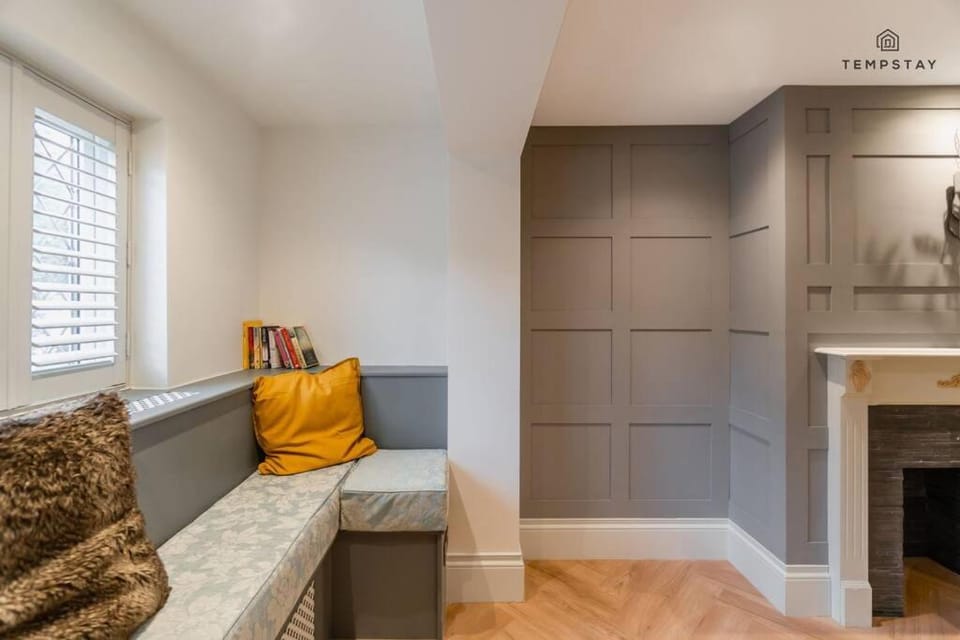 STYLISH HOME WITH FREE PARKING - 10 MINS TO LEGOLAND! - By Tempstay Apartment in Windsor