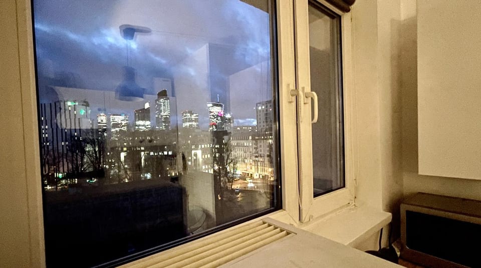 HOLIDAY metro fast WiFi TV’70 Netflix HBO AppleTV Apartment in Warsaw