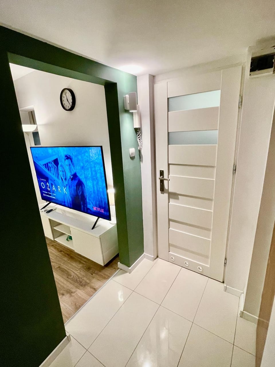HOLIDAY metro fast WiFi TV’70 Netflix HBO AppleTV Apartment in Warsaw