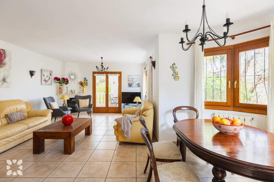 TV and multimedia, Living room, Seating area, Dining area