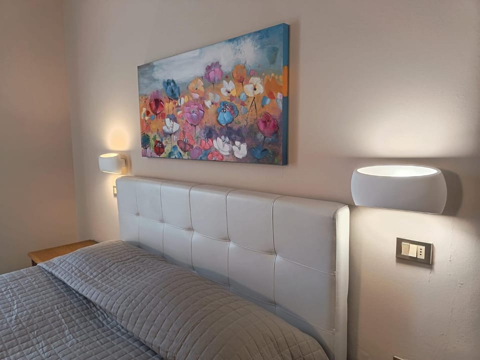 Photo of the whole room, Decorative detail
