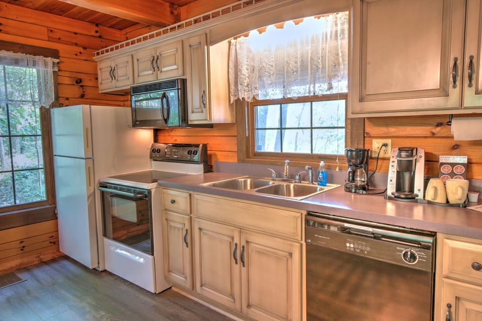 Wild Rose Cabin by Amish Country Lodging Cabin in Ohio
