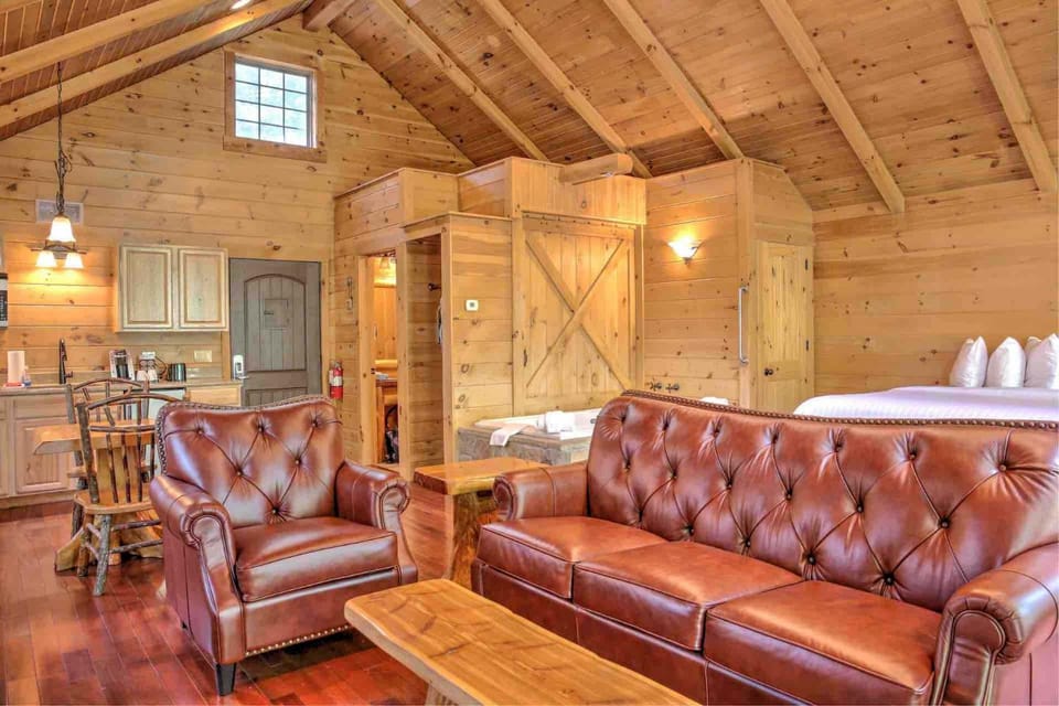 Wild Cherry Treehouse by Amish Country Lodging House in Berlin