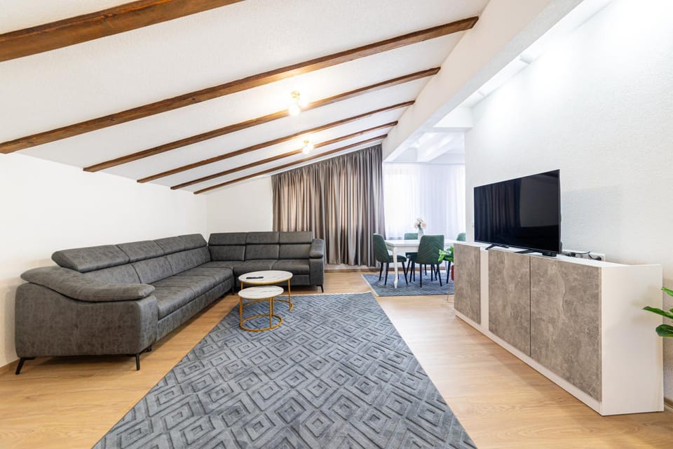Communal lounge/ TV room, Bed, TV and multimedia, Living room, Photo of the whole room, Seating area, Bedroom