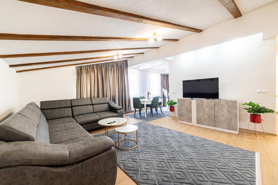 Communal lounge/ TV room, TV and multimedia, Living room, Seating area, Evening entertainment