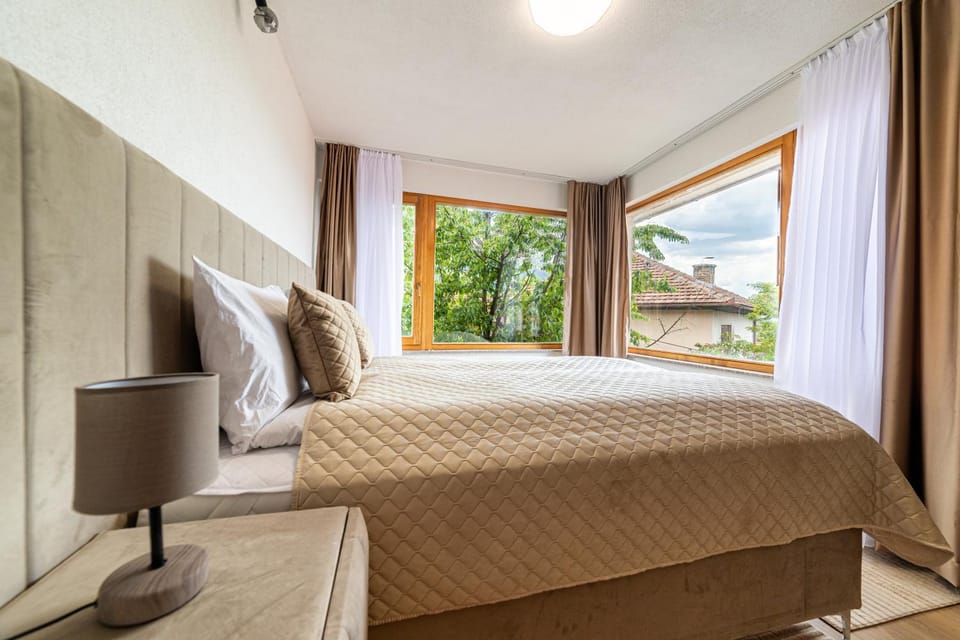 Bed, Natural landscape, Photo of the whole room, Bedroom