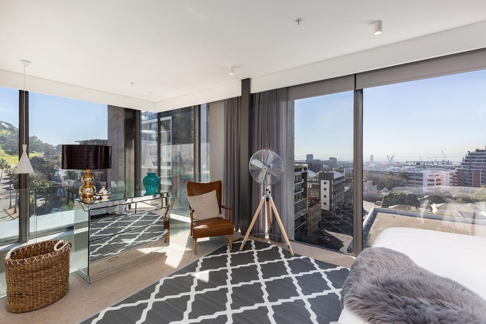 Bedroom, Street view