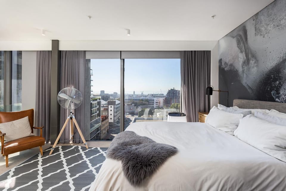 Bedroom, Street view