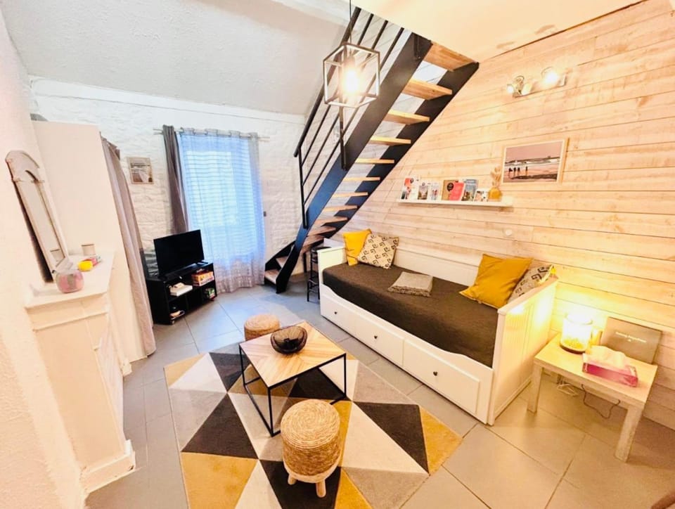 Bed, TV and multimedia, Living room