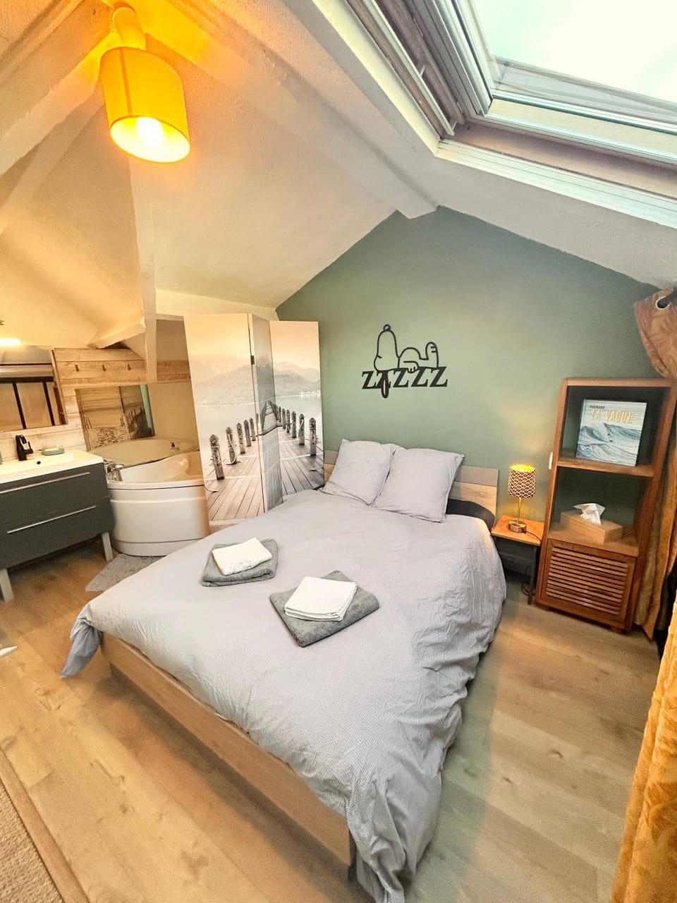 Bed, Bedroom, towels