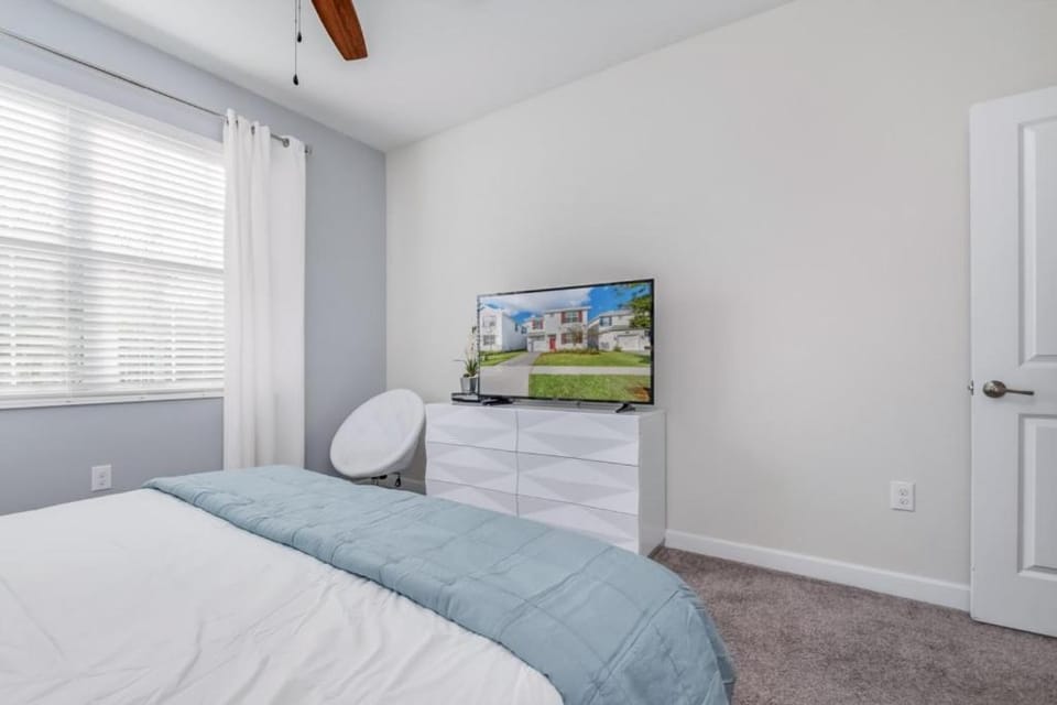 Bed, TV and multimedia, Photo of the whole room, Bedroom