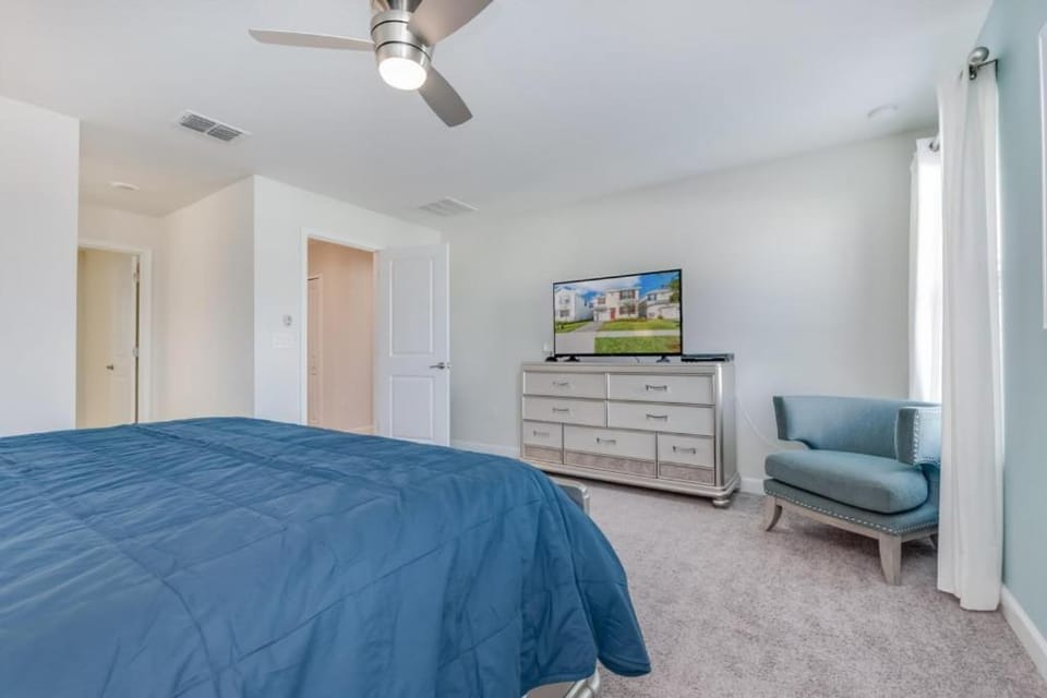 Bed, TV and multimedia, Photo of the whole room, Bedroom, fireplace