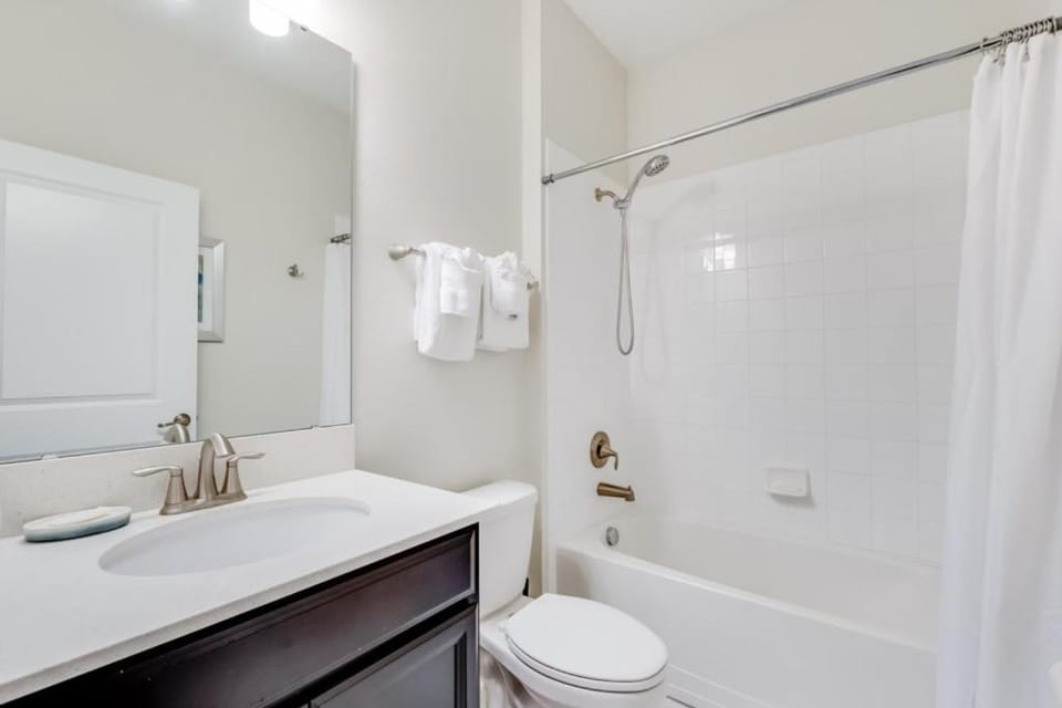 Shower, Toilet, Bathroom, Bath, towels