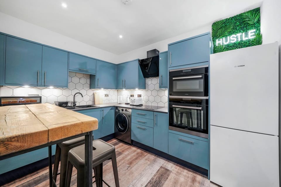 Kitchen or kitchenette, Dining area, oven, stove, washing machine