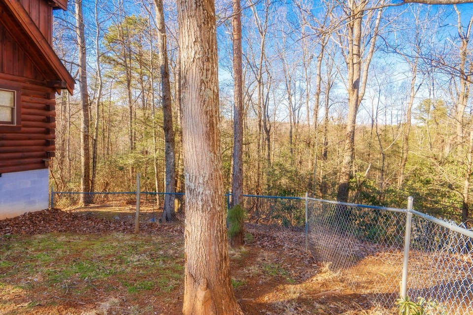 Yogis Lair, Hot Tub, Foosball, WIFI, 560 FREE tickets each paid day Chalet in Gatlinburg