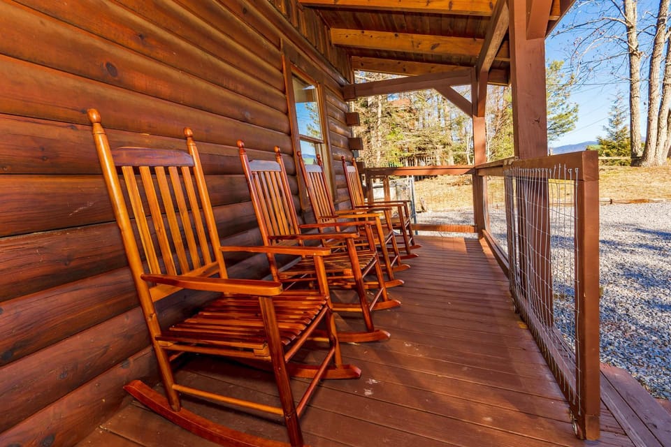 Yogis Lair, Hot Tub, Foosball, WIFI, 560 FREE tickets each paid day Chalet in Gatlinburg