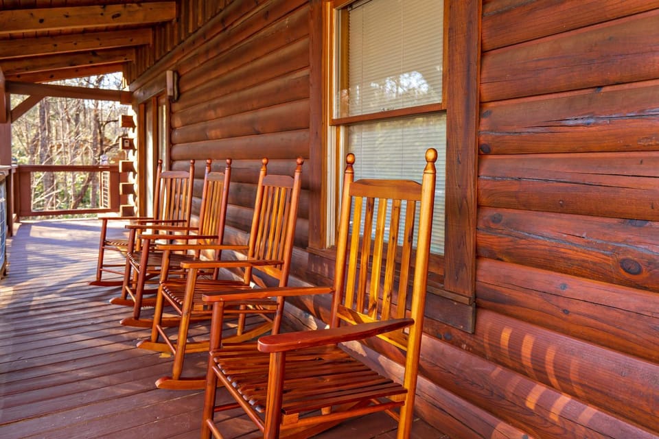 Yogis Lair, Hot Tub, Foosball, WIFI, 560 FREE tickets each paid day Chalet in Gatlinburg