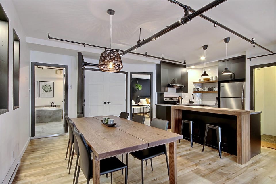 Kitchen or kitchenette, Dining area