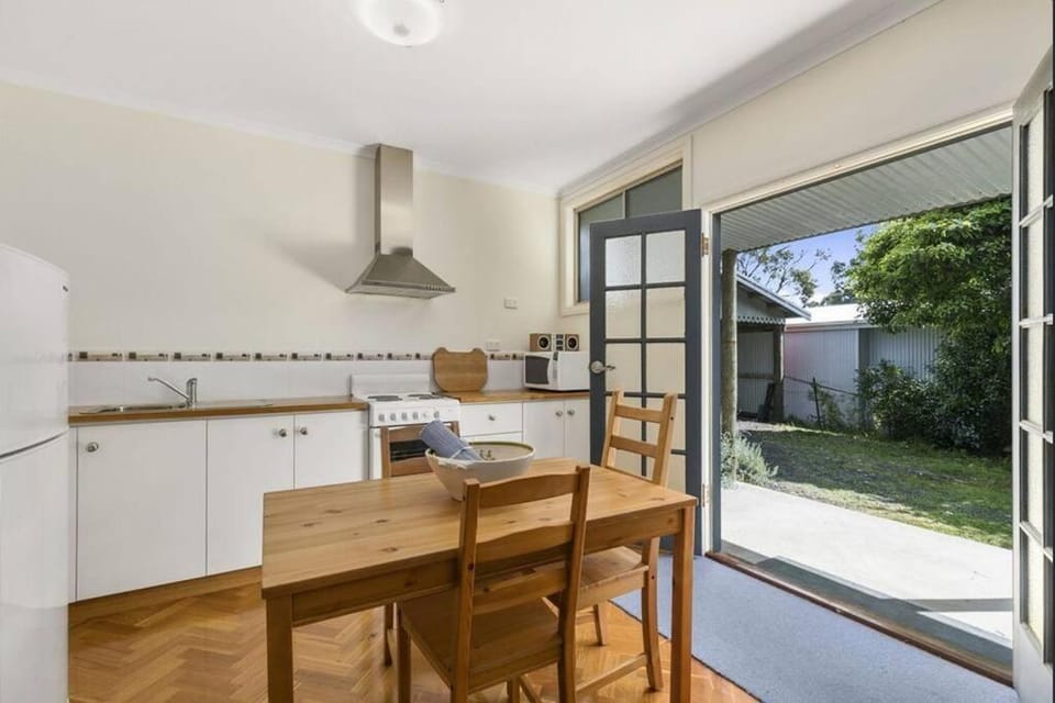 Phillip Island Time - Large home with self-contained apartment sleeps 11 House in Cowes