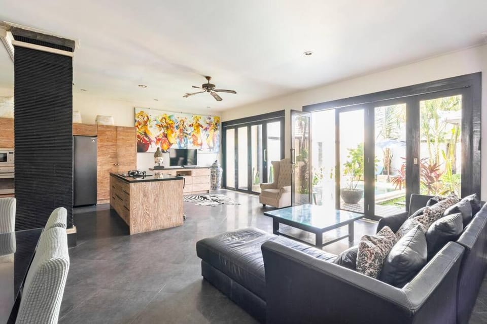 Kitchen or kitchenette, Living room, Seating area